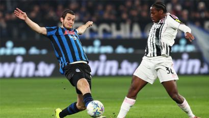 Marten de Roon clears the ball in front of Jonathan David (©Marco Luzzani/Getty Images)