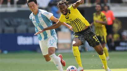 Carney Chukwuemeka in action for Borussia Dortmund (©Michael Reaves/Getty Images)