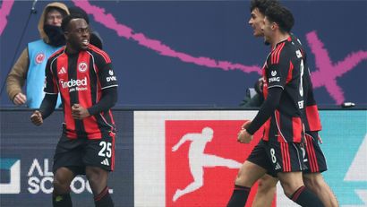 Kalimuendo celebrates with his teammates after scoring (©Alex Grimm/Getty Images)