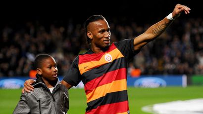 Isaac Drogba alongside his father Didier, back in 2014 (©Mike Hewitt/Getty Images)