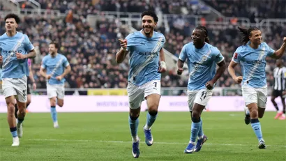 Marmoush and his teammates celebrate at St James' Park (©George Wood/Getty Images)