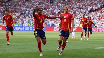 Lamine Yamal and Dani Olmo celebrating the goal (©Getty Images)