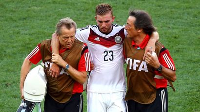 Christoph Kramer is helped off the pitch during the 2014 FIFA World Cup final against Argentina (©Robert Cianflone/Getty Images)