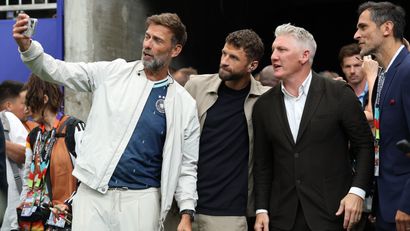 Klopp taking a selfie with Thomas Mueller, Bastian Schweinsteiger and Roque Santa Crus (©Alexander Hassenstein/Getty Images)