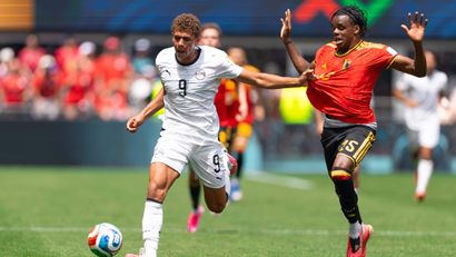 Hamza Abdelkarim in action for Egypt at World Cup against Nathan Ngoy of Belgium (©Fran Santiago/Getty Images)