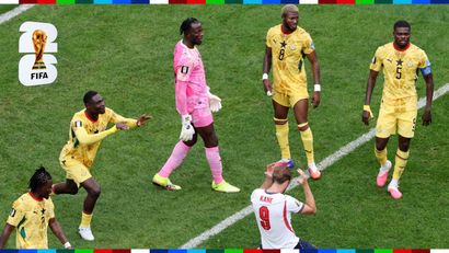 Kane in despair surrounded by a group of Ghanaians (©Mattia Ozbot/Getty Images)