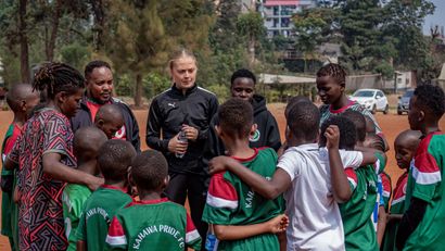  Paulina Nyström with Kahawa Pride players © Nashipae Tabby 