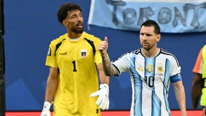 Vozinha and Messi during the World Cup game between Cabo Verde and Argentina (©AFP)