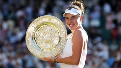 inda Noskova of Czechia poses for a photo with the Wimbledon trophy (©Cameron Spencer/Getty Images)