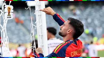 Alex Baena cuts the goal net as he celebrates winning the World Cup (©REUTERS/Amanda Perobelli)