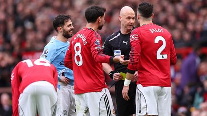 Taylor officiating the previous Manchester Derby last January (©Robbie Jay Barratt - AMA/Getty Images)