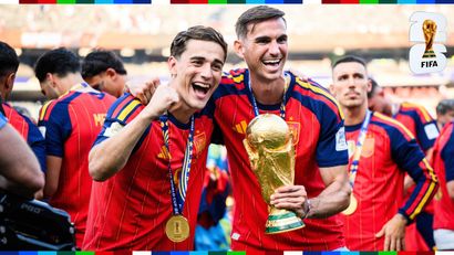 Fellow townsmen Gavi and Ruiz celebrating with the World Cup trophy (©Marvin Ibo Guengoer - GES Sportfoto/Getty Images/Gallo Images)