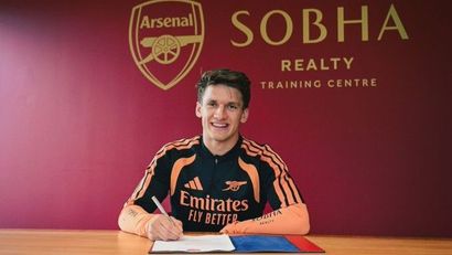 Christos Tzolis pens a contract with Arsenal (©x.com/Arsenal)