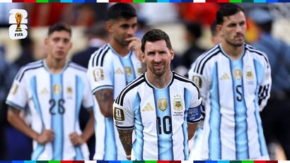 Lionel Messi with his teammates (©Getty Images)