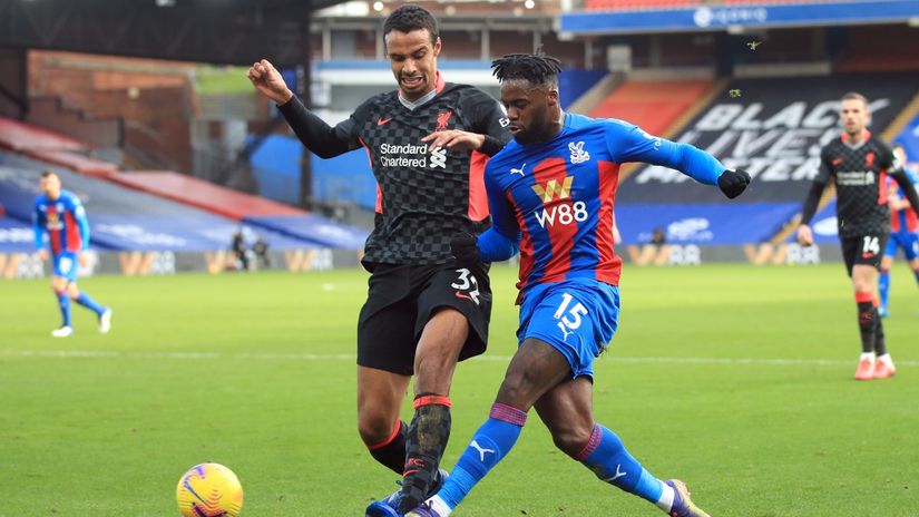 Matip challenging Schlupp (©Reuters)
