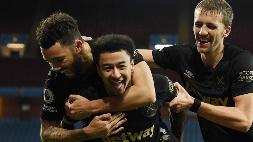 Jesse Lingard is mobbed by his new team-mates after scoring for West Ham (©Reuters)