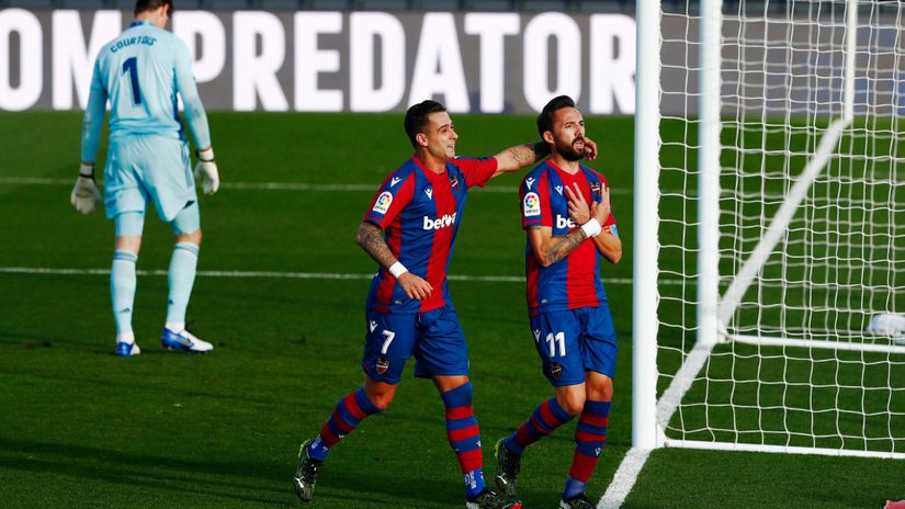 Levante players celebrate a goal against Real Madrid at THAT place (©Reuters)
