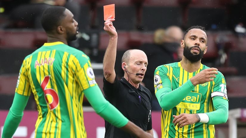 Mike Dean sents off Semi Ajayi (©Reuters)
