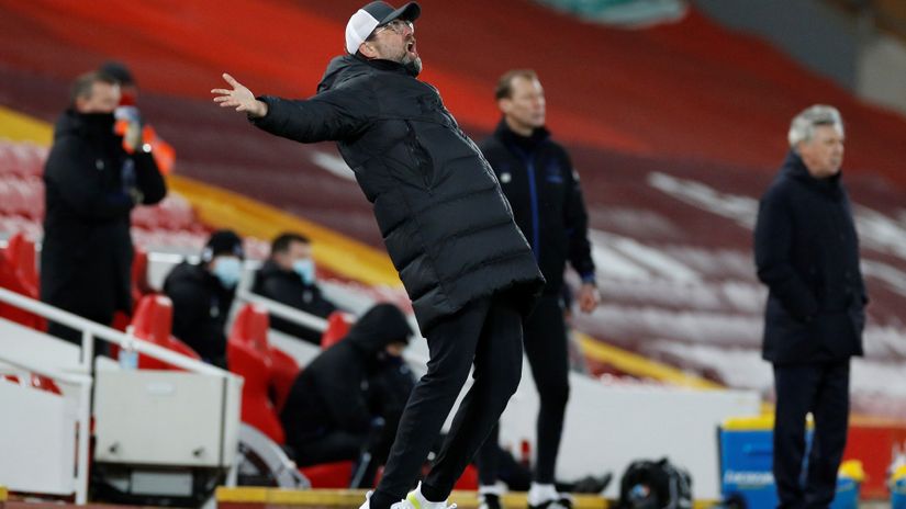 Frustrated Jurgen Klopp with Carlo Ancelotti in the back