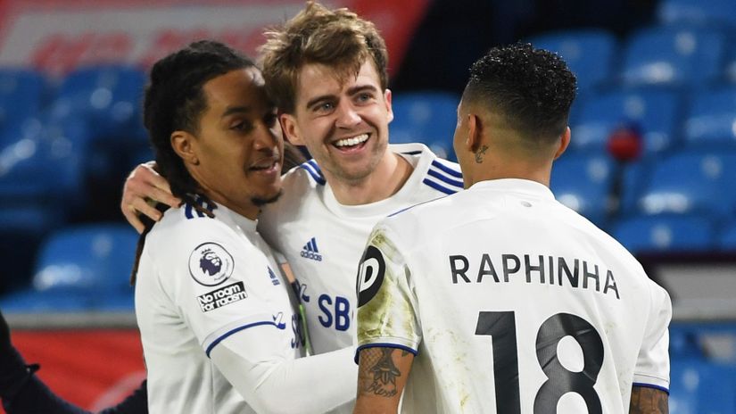 Bamford celebrating the goal with his teammates (©Reuters)