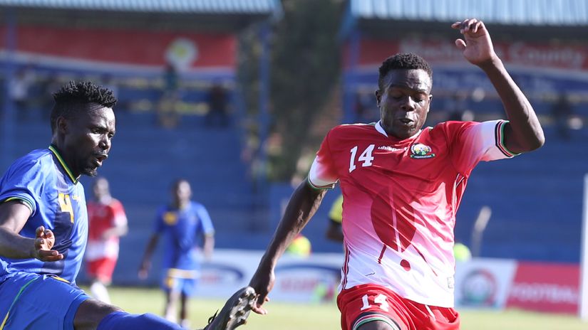 Tanzania's Daniel Lyanga challenges Vincent Oburu ©mozzartsport