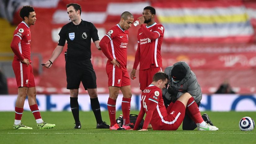 Jordan Henderson on the ground (©Reuters)