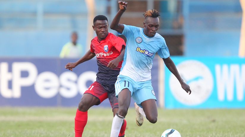 Michael Oduor shields the ball away from Yusuf Mainge in a past match © Mozzart Sport