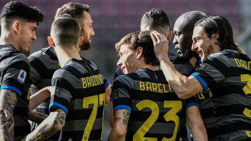Teammates congratulating Barella (©AFP)