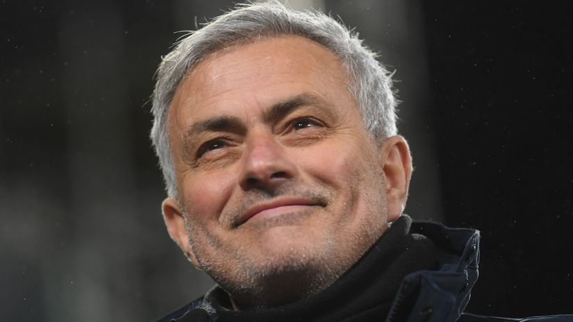 You don't see that very often - Mourinho smiles (©AFP)