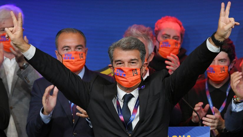 Joan Laporta with a mask that has Cruyff's '14' on it (©AFP)