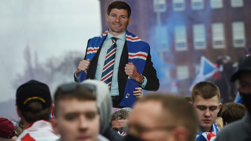 Rangers fans with a cut-out of Steven Gerrard (©AFP)