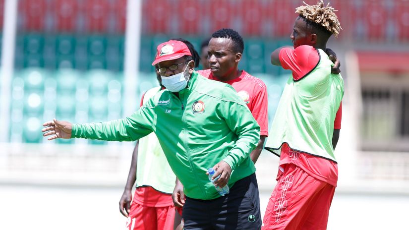 Stars' players receiving instructions © Mozzart Sport