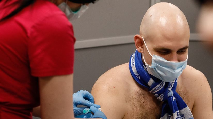 A supporter getting vaccinated at Krestovsky Stadium (©AFP)