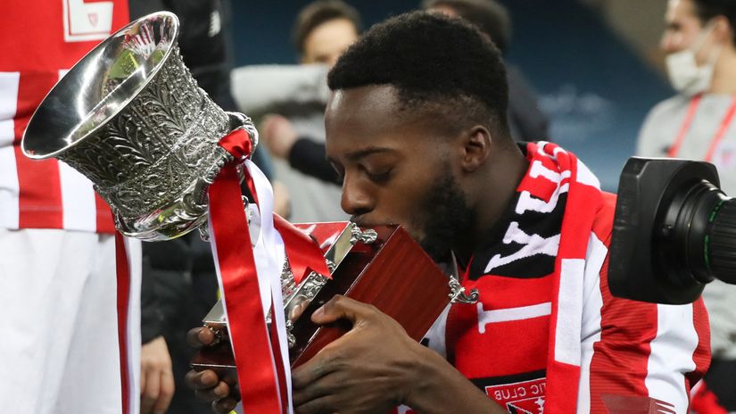 Inaki Williams with the Spanish Super Cup in January 2021 (©AFP)