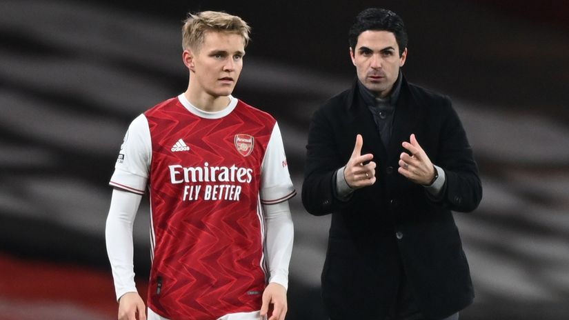 Arsenal manager Mikel Arteta prepares to substitute on Arsenal's Martin Odegaard Pool (Reuters/Shaun Botterill)