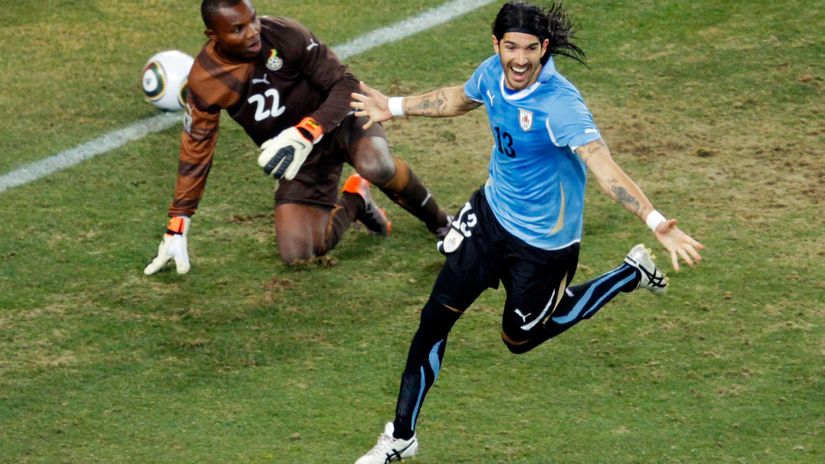 Abreu scores the decisive penalty against Ghana at 2010 WC (©Dominic Barnardt/Getty Images)