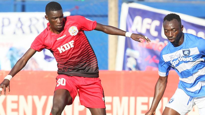 Harun Mwale contests for the ball with Tresor Ndikumana©mozzartsport