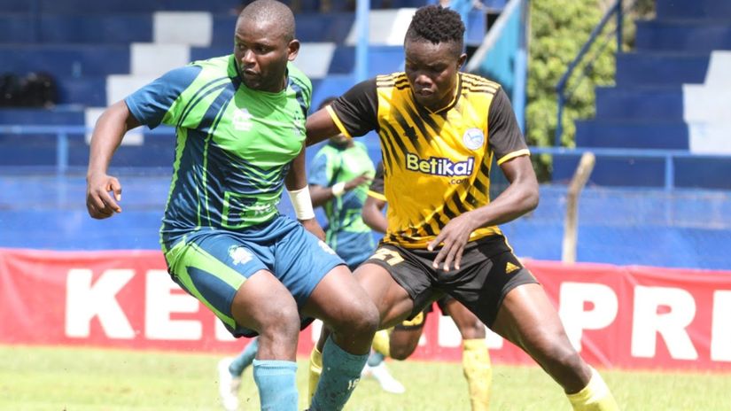 Stephen Otieno keeps close tabs on Enoch Agwanda©courtesy