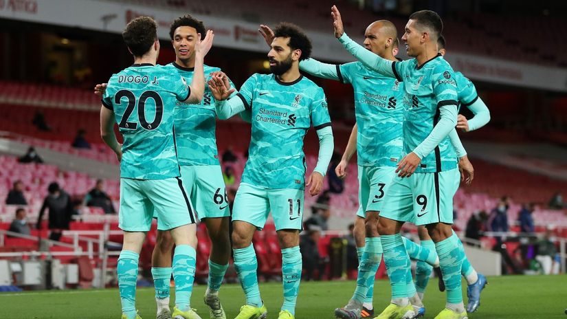 Liverpool team celebrating (©Catherine Ivill/Gallo Images)