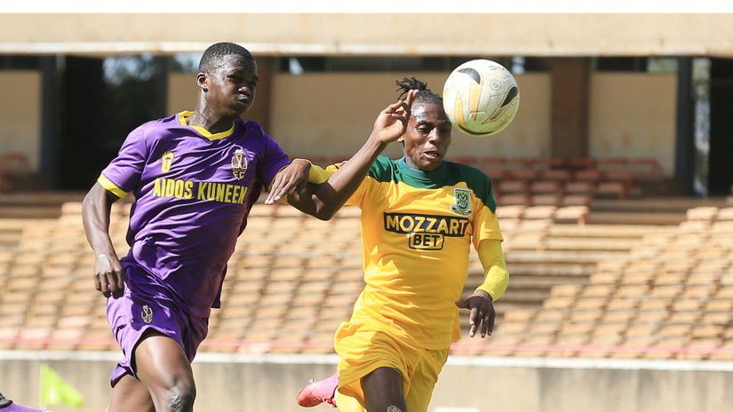 James Kinyanjui contests for the ball with Bernard Ochieng©mozzartsport