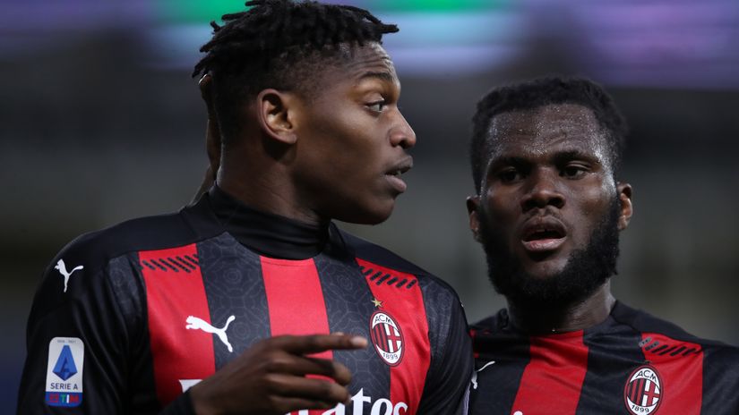 Rafael Leao of AC Milan celebrates with Franck Kessie (©Jonathan Moscrop/Getty Images)