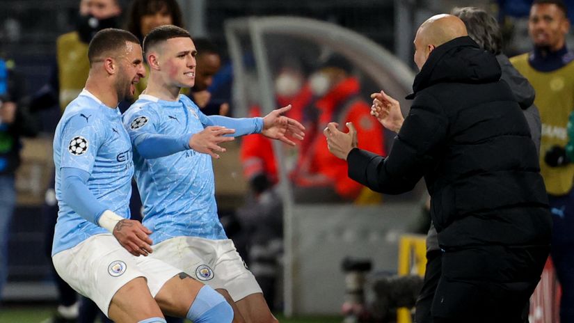 Kyle Walker and Phil Foden celebrate with boss Pep Guardiola (©AFP)