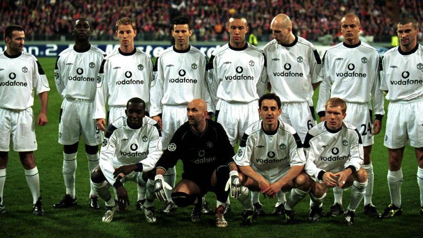 Power alongside Man Utd squad (©Shaun Botterill/ALLSPORT)