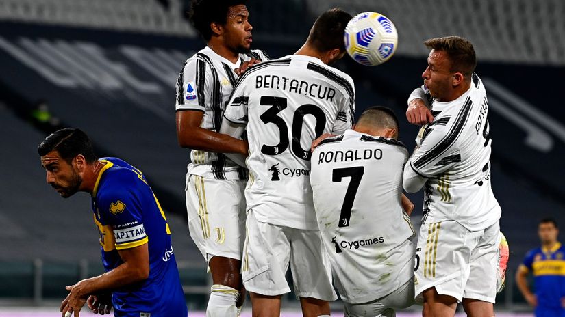 Guess who didn't jump... (©Mattia Ozbot/Soccrates/Getty Images)