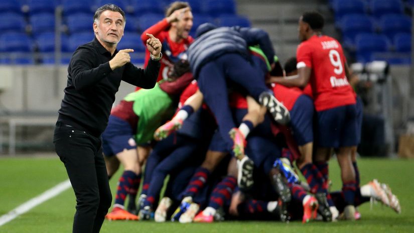 OSC Lille coach and players in the back (©)