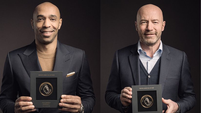Henry and Shearer with rewards (©Premier League)
