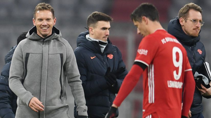 Nagelsmann smiling in front of Lewandowski (©REUTERS/Andreas Gebert)