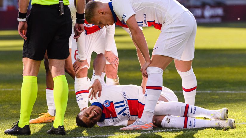 Mbappe lying in pain (©Marcio Machado/Eurasia Sport Images/Getty Images)