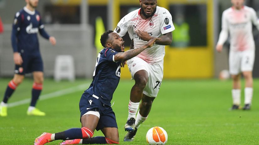 Kanga vs Milan's Kessie (©REUTERS/Daniele Mascolo)