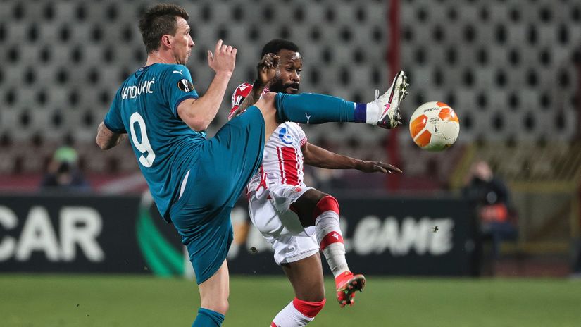 Kanga tackles Mandzukic from AC Milan (© Srdjan Stevanovic/Getty Images)
